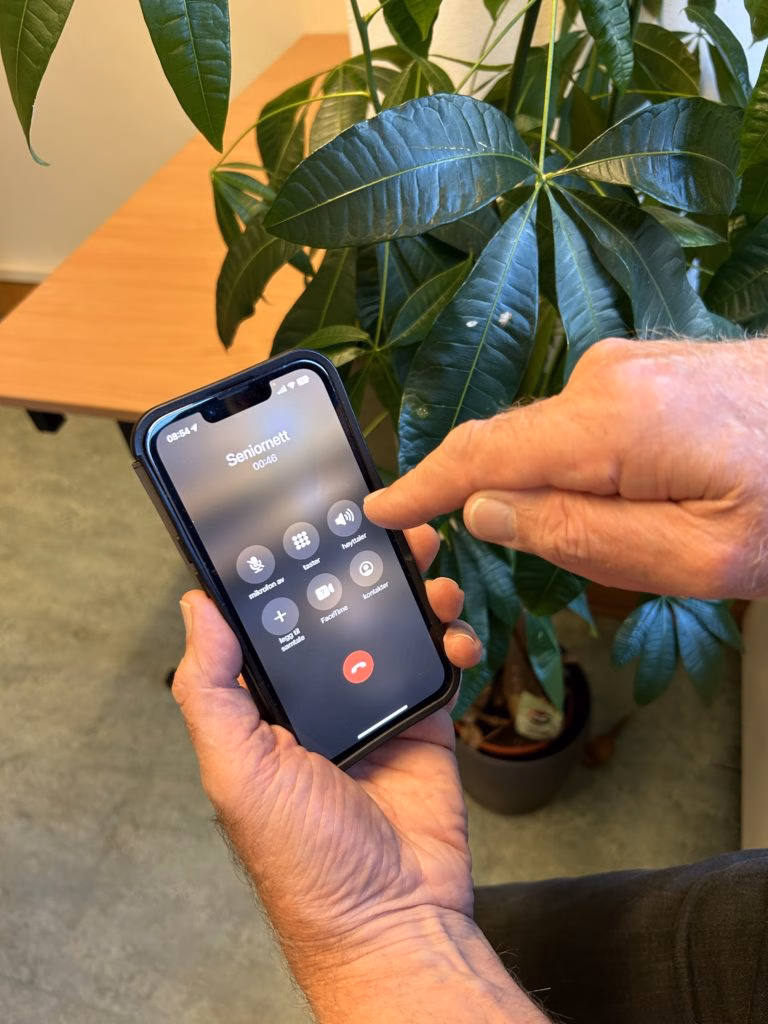 Slå på høyttaleren på mobilen i en samtale