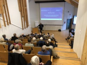 Interessert forsamling på foredrag i Biblioteket