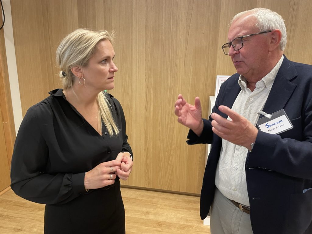 To personer snakker sammen.