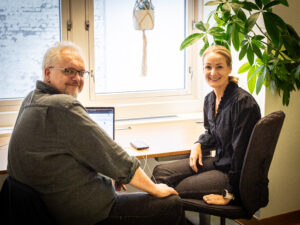 Tor Olav Lien og Heidi Melby sitter sammen ved en pult