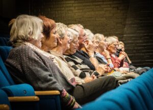 Kursdeltakere som sitter i en sal og følger med.