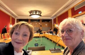 Hanni Petersen og Trine Christensen på stortingshøring